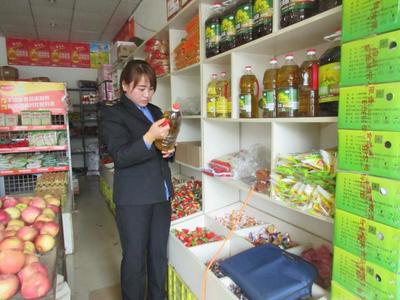 莊浪縣永寧鄉(xiāng)食藥監(jiān)所規(guī)范轉(zhuǎn)基因食品專柜銷售，保障消費(fèi)者知情權(quán)